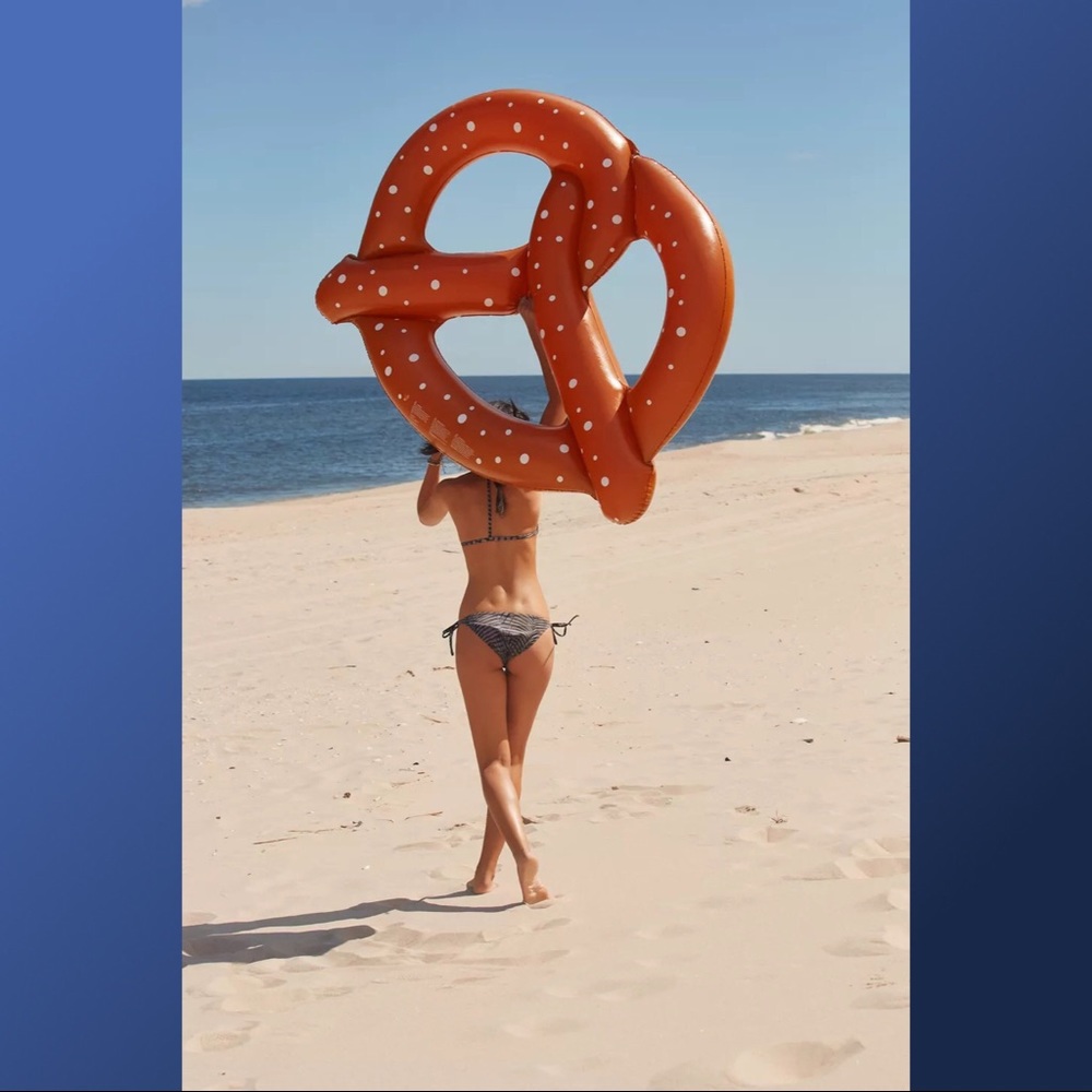 Pretzel Pool Float - Picture 2 of 2